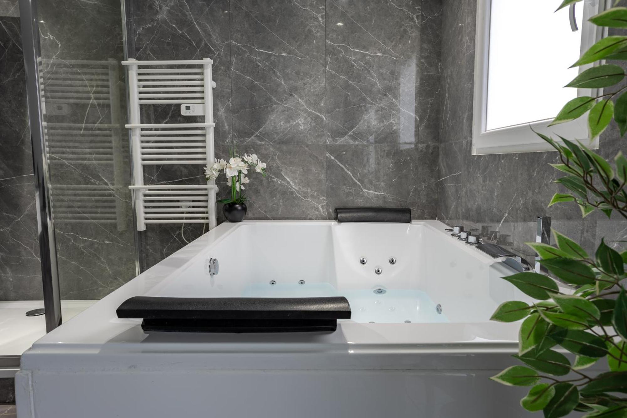 Suite Avec Jacuzzi & Terrasse Savigny-le-Temple Extérieur photo